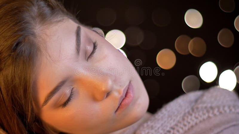 年轻女性白种人浅黑肤色的男人特写镜头射击女性与她的眼睛结束了是快乐和放松与bokeh 免版税库存图片 年轻女性白种人浅黑肤色的男人特写镜头射击女性与她的眼睛结束了是快乐和放松与bokeh 免版税库存图片