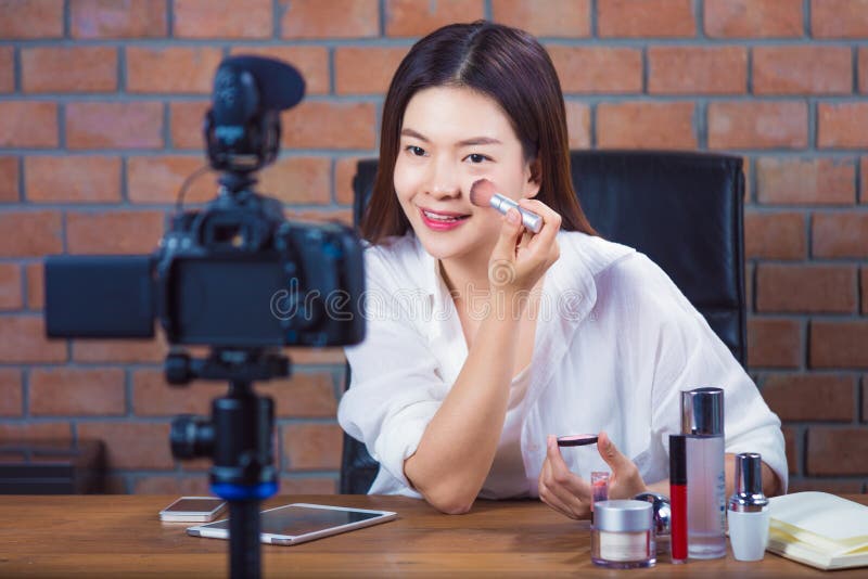 年轻愉快的亚裔vlogging对她的f的妇女网上化妆卖主 库存图片 年轻愉快的亚裔vlogging对她的f的妇女网上化妆卖主 库存图片