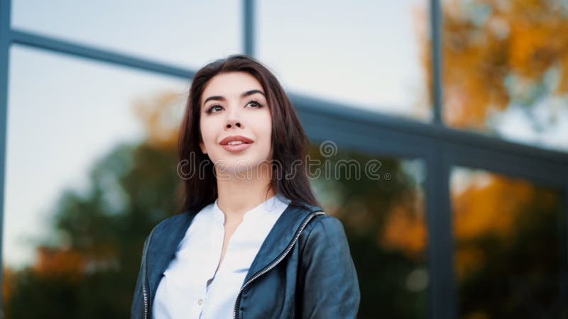 年轻愉快的女商人画象在办公楼附近的 白色性感的女衬衫的美丽的白种人学生女孩 股票录像