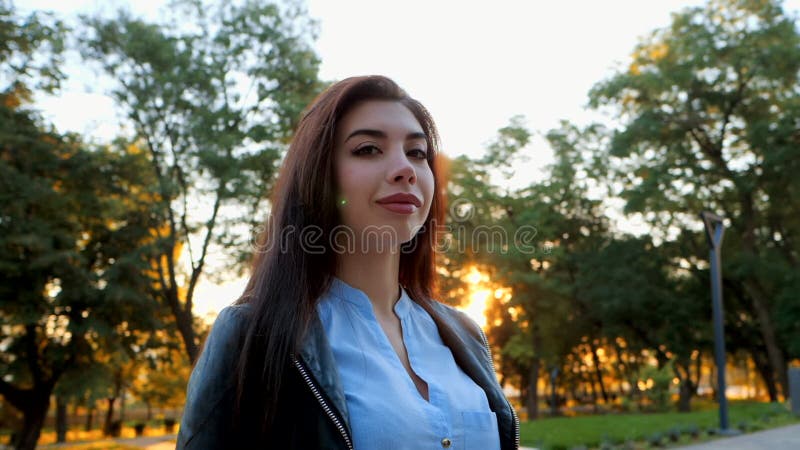年轻愉快的女商人画象在城市 站立白色性感的女衬衫的美丽的白种人学生女孩 影视素材