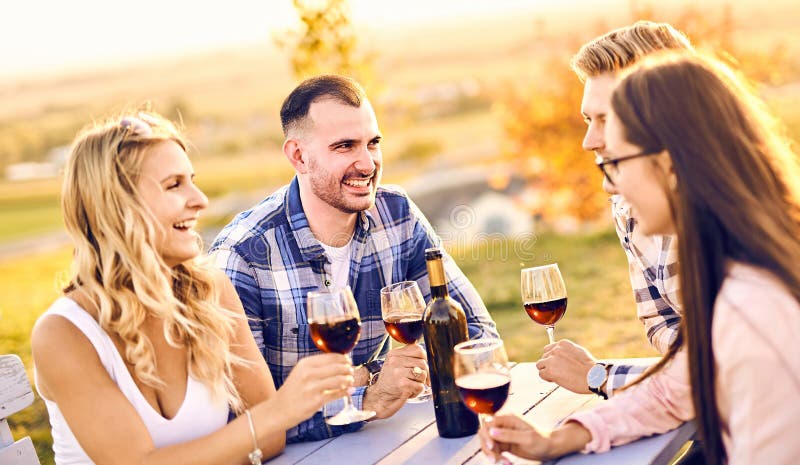 年轻的朋友们在户外玩耍 免版税图库摄影