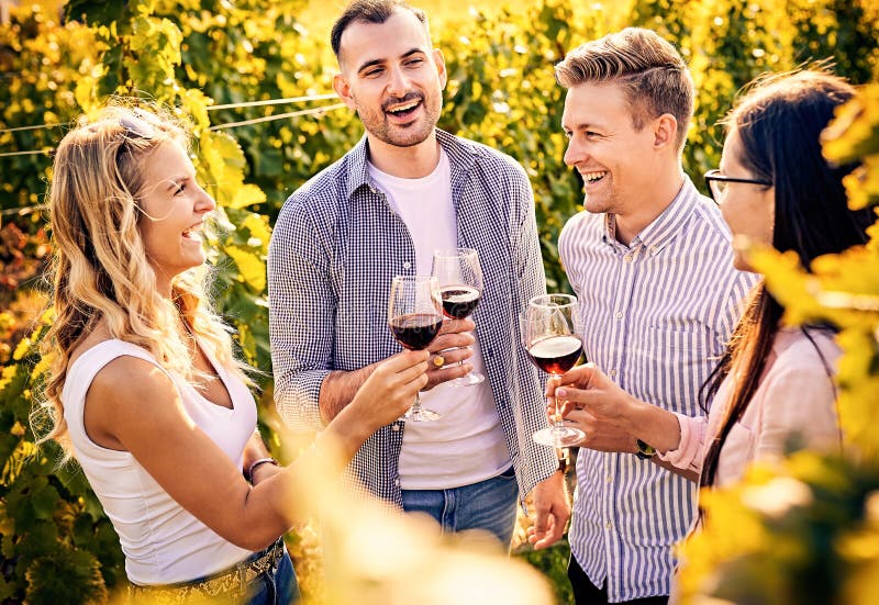 年轻的朋友在户外玩得开心 库存照片