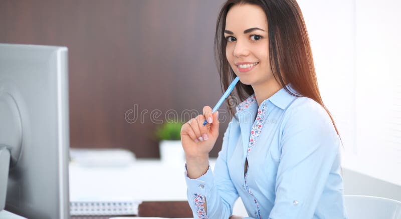 年轻深色的女商人看起来工作在办公室的学生女孩 西班牙或拉丁美洲的女孩愉快在工作 免版税库存图片 年轻深色的女商人看起来工作在办公室的学生女孩 西班牙或拉丁美洲的女孩愉快在工作 免版税库存图片