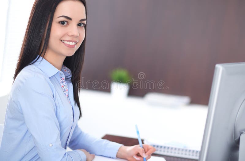 年轻深色的女商人看起来工作在办公室的学生女孩 西班牙或拉丁美洲的女孩愉快在工作 免版税库存照片 年轻深色的女商人看起来工作在办公室的学生女孩 西班牙或拉丁美洲的女孩愉快在工作 免版税库存照片