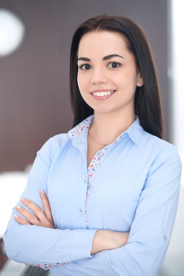 年轻深色的女商人看起来工作在办公室的学生女孩 西班牙或拉丁美洲的女孩愉快在工作 库存照片 年轻深色的女商人看起来工作在办公室的学生女孩 西班牙或拉丁美洲的女孩愉快在工作 库存照片
