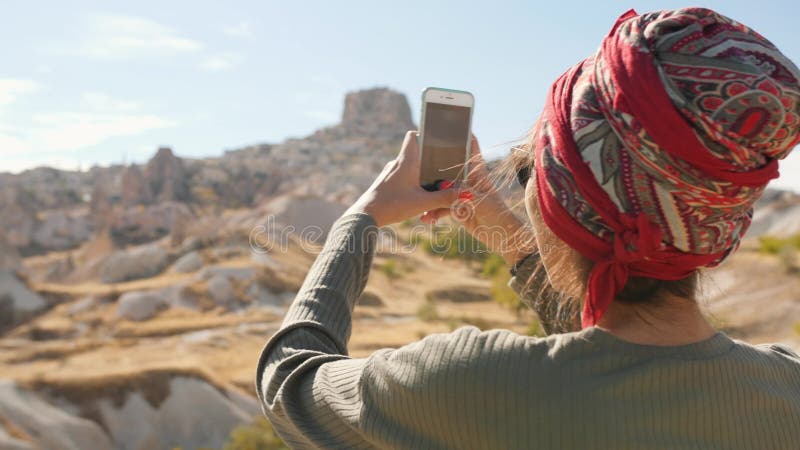 年轻混合的族种旅游女孩采取沙漠全景录影一个手机的 Cappadocia，土耳其 4K 股票录像