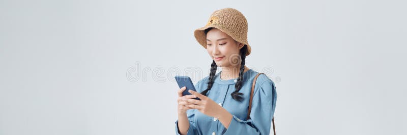 年轻的亚洲旅游女游客用智能手机旅行 库存照片