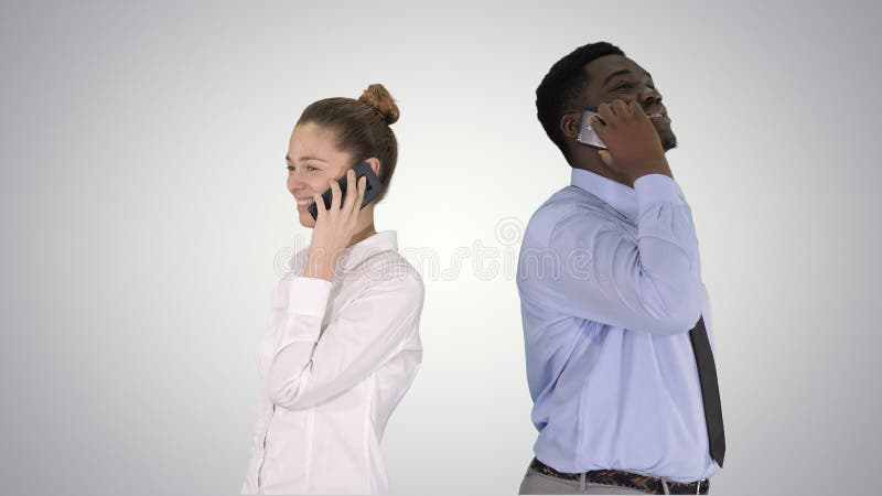 年轻非裔美国人的紧接站立男人和的妇女打电话在梯度背景 免版税图库摄影 年轻非裔美国人的紧接站立男人和的妇女打电话在梯度背景 免版税图库摄影