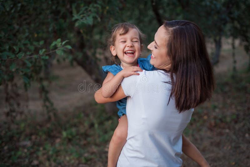 幼母幼女在园林中的活动 笑得快乐的孩子 库存照片