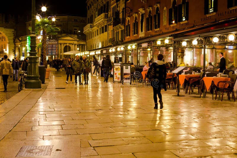 广场胸罩夜光在维罗纳市，意大利摆正