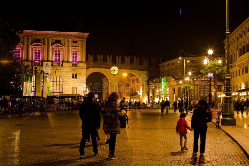 广场胸罩正方形在晚上在维罗纳市，意大利