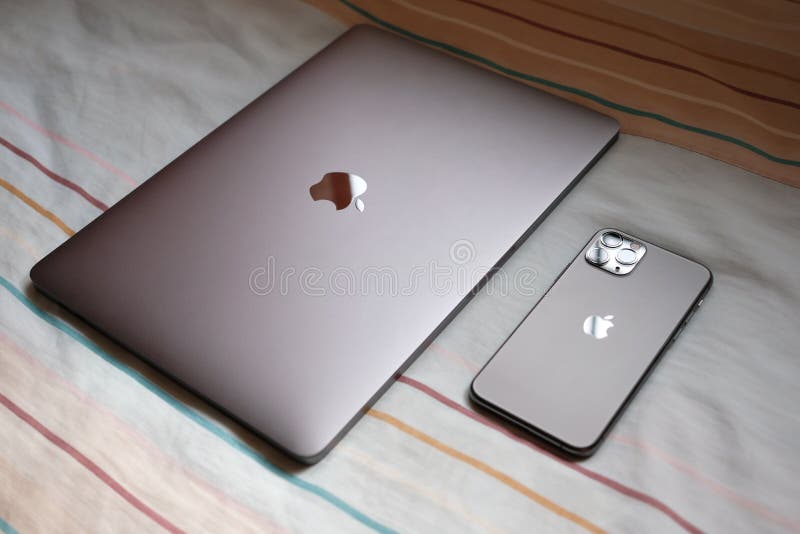 庄,泰国 2019年10月25日:客户在床上放置了新款macbook pro 2019和iphone 11 pro,在录音后,床上呈现了空间灰色 库存照片 庄,泰国 2019年10月25日:客户在床上放置了新款macbook pro 2019和iphone 11 pro,在录音后,床上呈现了空间灰色 库存照片