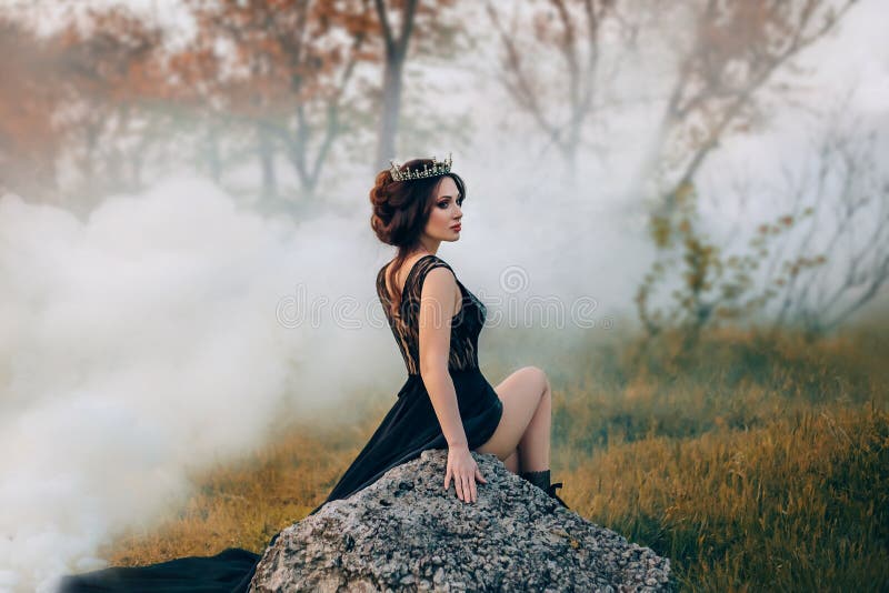 庄严夫人,黑暗的女王/王后,坐露出她的腿的石头 哥特式冠的深色的女孩 的treadled 库存图片 庄严夫人,黑暗的女王/王后,坐露出她的腿的石头 哥特式冠的深色的女孩 的treadled 库存图片