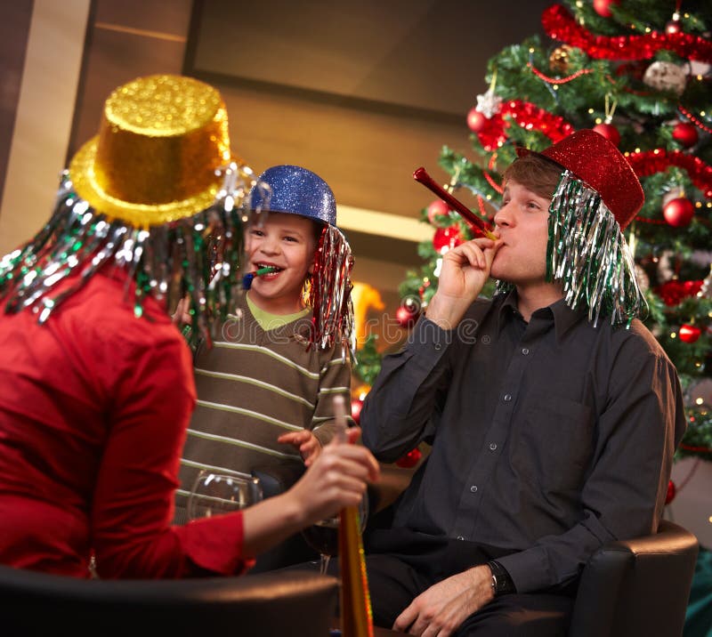 庆祝新年的家庭 免版税图库摄影 庆祝新年的家庭 免版税图库摄影