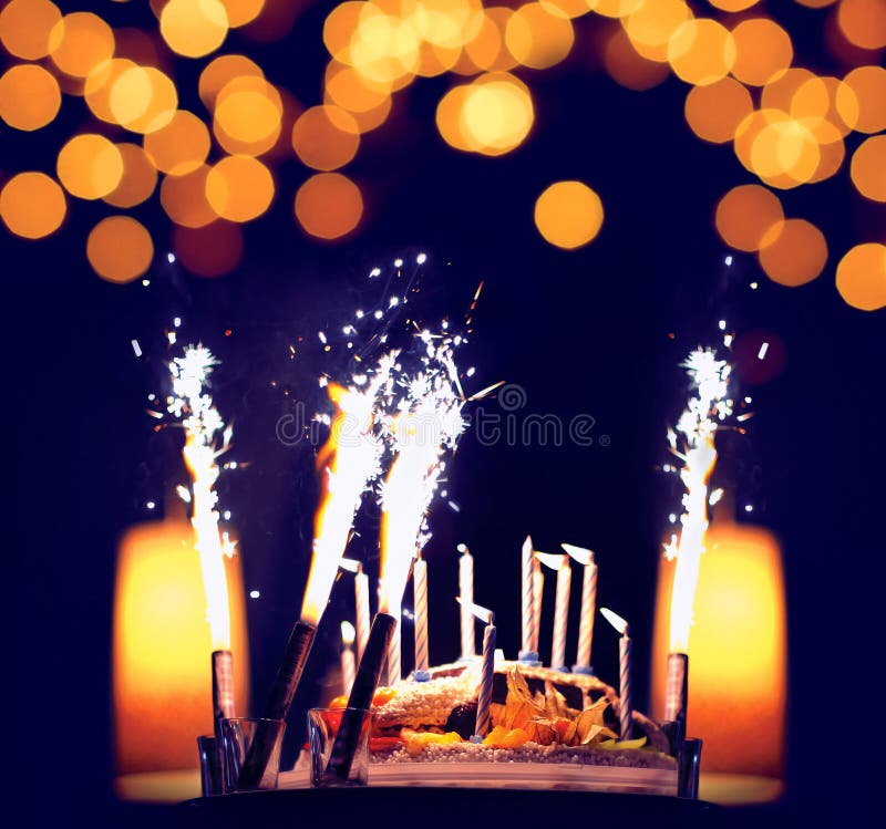 庆祝，与蜡烛的生日蛋糕