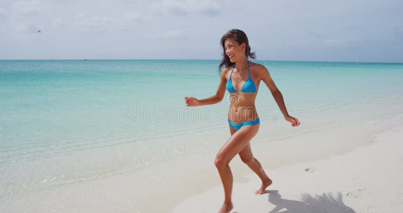 度假旅行女人欢快快乐地笑着在沙滩上玩