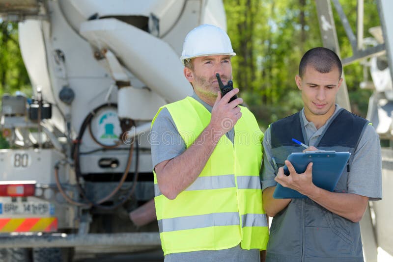 建筑工人报告水泥送货 库存图片