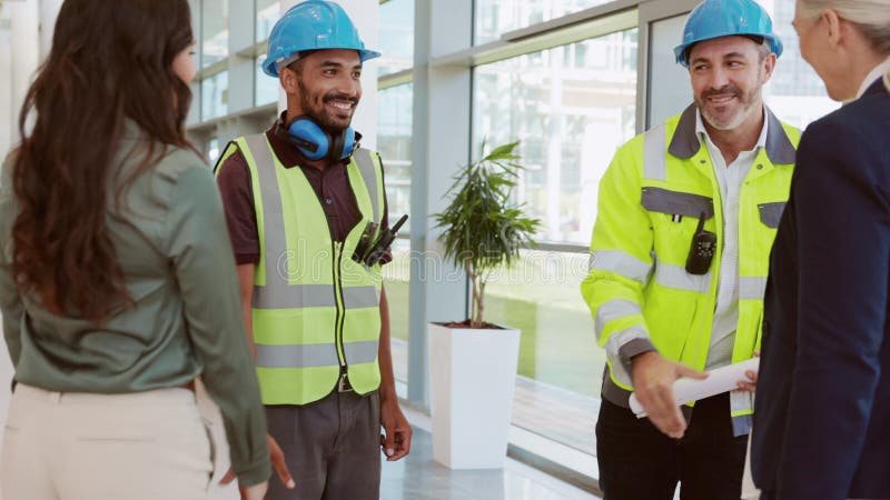 建筑工地的手工工人和建筑师会议