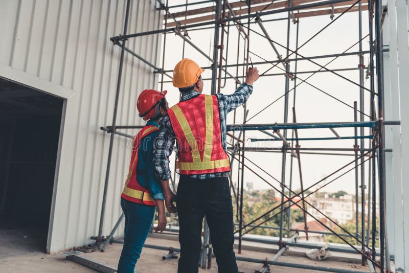 建筑工程师配合是检查站点修建和设施钢脚手架平台 项目负责人和