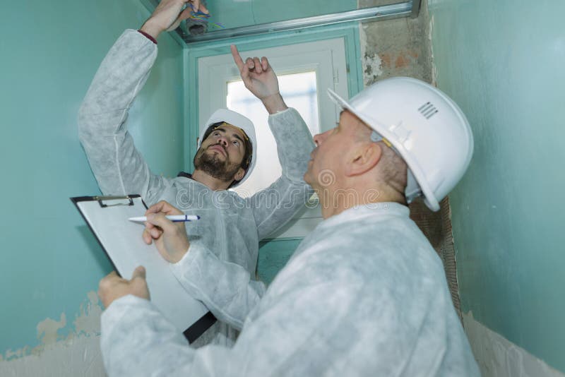 建筑经理正在列出所需材料 库存照片