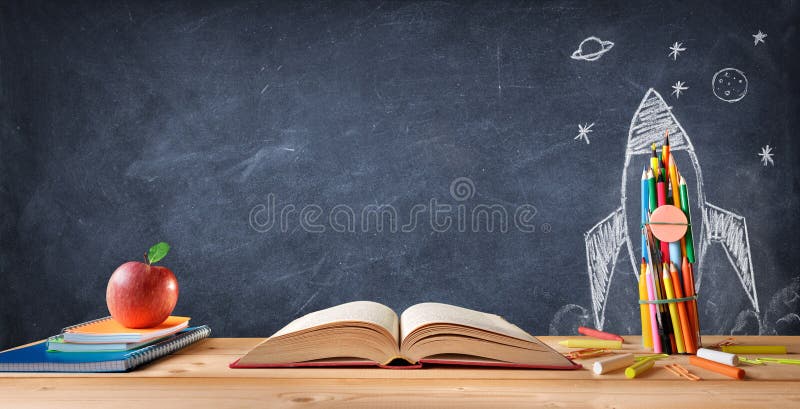 开始学校概念-在被画的书桌和火箭队上的供应 库存图片 开始学校概念-在被画的书桌和火箭队上的供应 库存图片