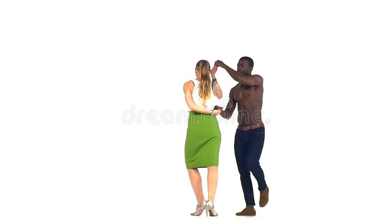 开始跳舞的社会拉丁美州的舞蹈家夫妇 股票录像