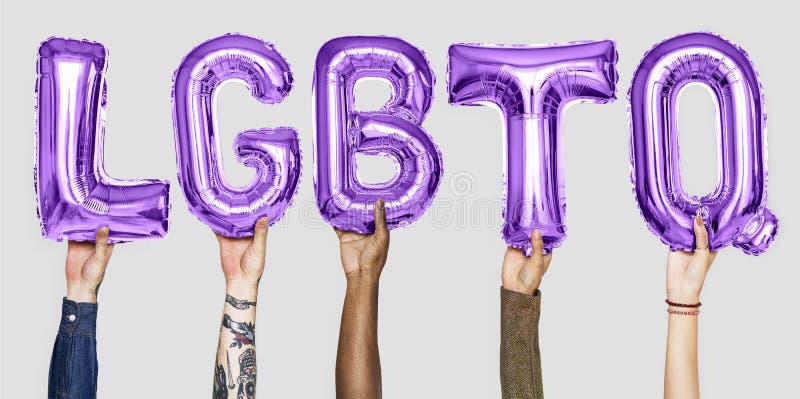 形成词LGBTQ的紫色字母表气球