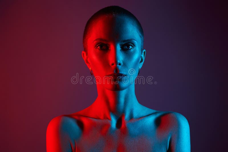 彩灯中美丽的秃头女子 艺术设计,色彩缤纷的女孩 免版税库存图片 彩灯中美丽的秃头女子 艺术设计,色彩缤纷的女孩 免版税库存图片