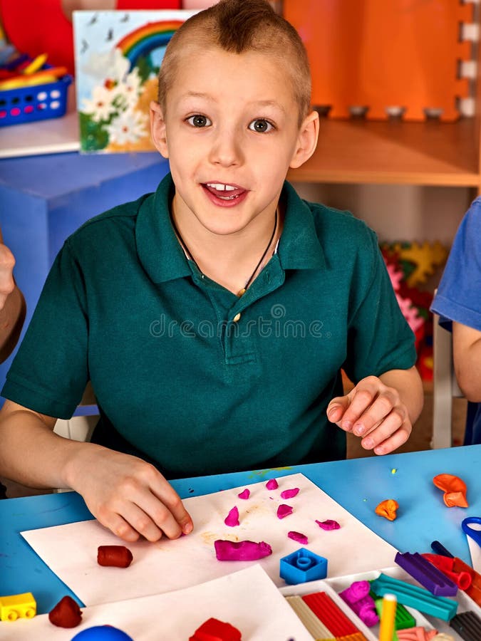 彩色塑泥雕塑黏土对于儿童在学校分类