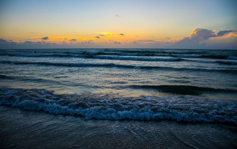 得克萨斯海滩碰撞日出的海岸波浪在太阳上升前 免版税库存图片