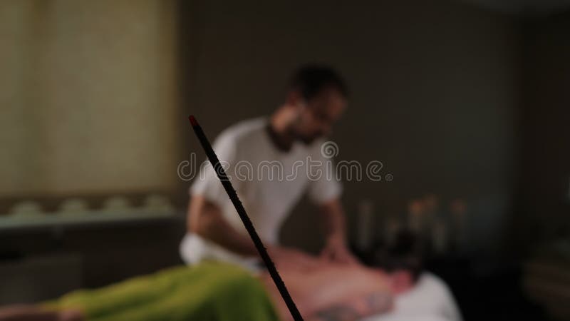 得到在温泉沙龙的年轻美丽和健康妇女手按摩 传统东方芳香疗法和秀丽 股票视频
