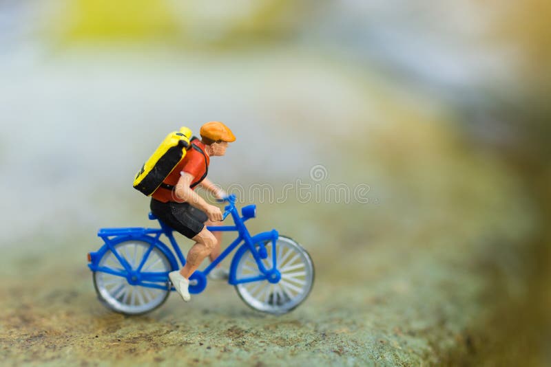 微型人民:骑自行车的旅客在坚固性路使用作为背景旅行的企业概念 免版税图库摄影 微型人民:骑自行车的旅客在坚固性路使用作为背景旅行的企业概念 免版税图库摄影