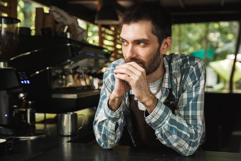 微笑可爱的barista的人画象,当工作在室外时街道的咖啡馆或的咖啡馆 库存图片