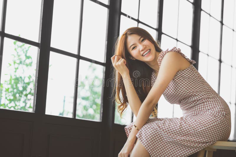 微笑在咖啡店或现代办公室的逗人喜爱和美丽的亚裔女孩画象有拷贝空间的 愉快的人民,现代生活方式 库存图片 微笑在咖啡店或现代办公室的逗人喜爱和美丽的亚裔女孩画象有拷贝空间的 愉快的人民,现代生活方式 库存图片