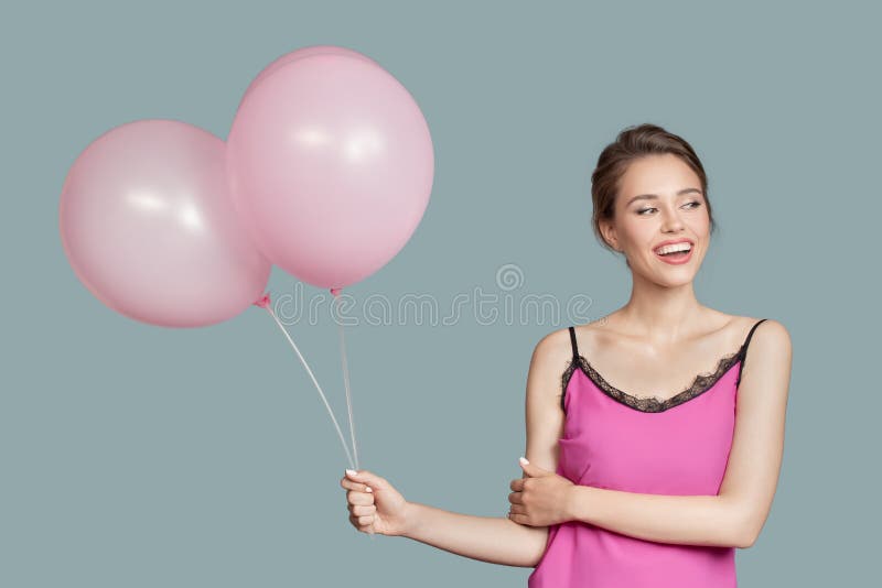 微笑女人画像 手里拿着粉红的气球