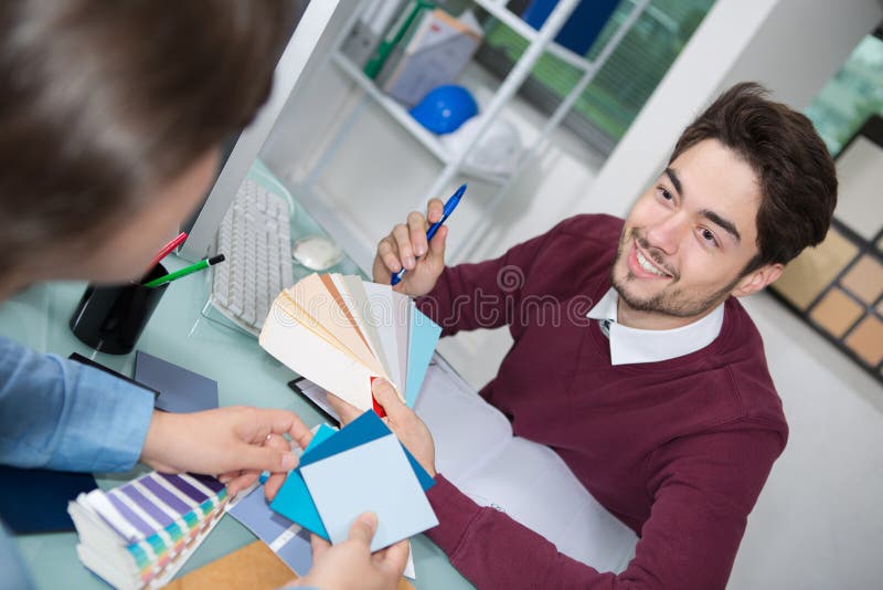 室内设计师在会面时对客户微笑 库存图片