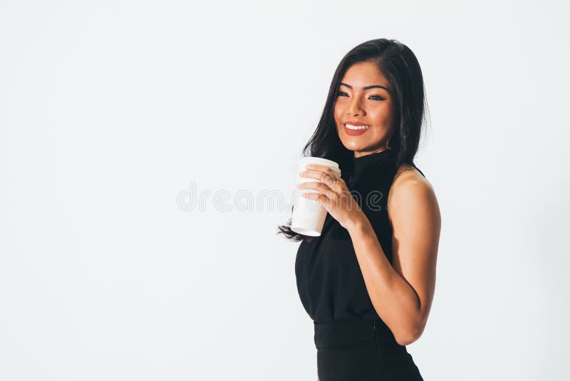 微笑年轻可爱的女商人拿着一杯咖啡