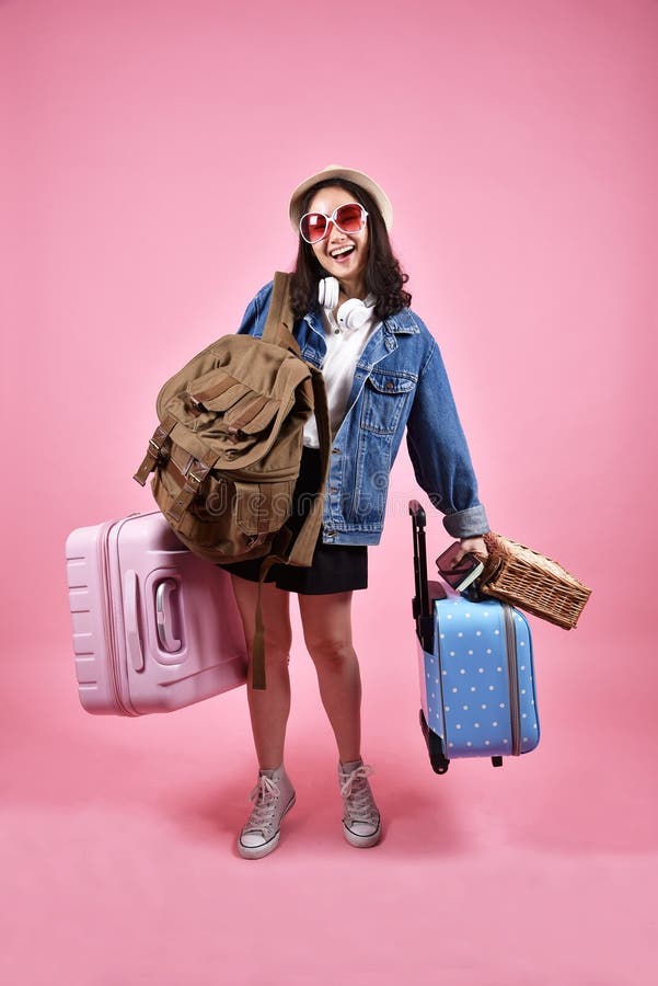 微笑的亚裔妇女旅客运载全部行李,有愉快的旅游的女孩快乐的假日旅行,许多行李 免版税库存图片 微笑的亚裔妇女旅客运载全部行李,有愉快的旅游的女孩快乐的假日旅行,许多行李 免版税库存图片