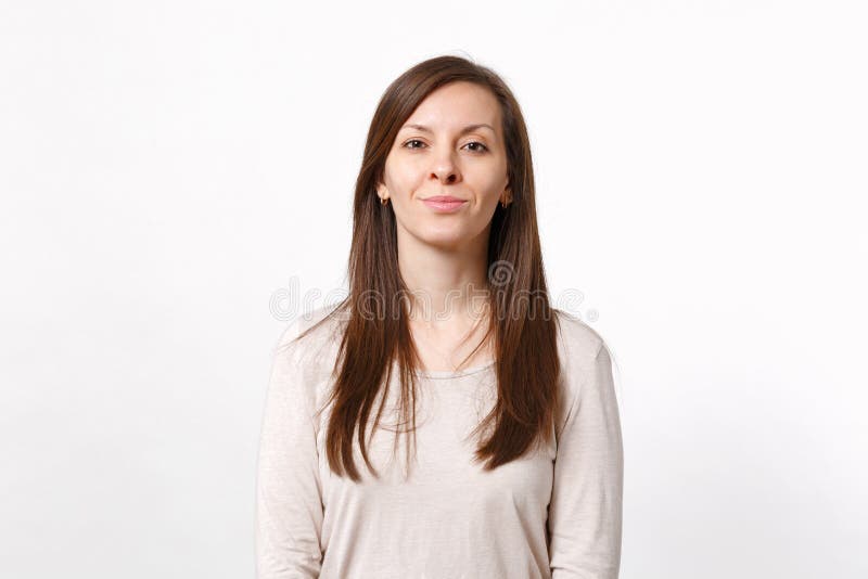 微笑的可爱的年轻女人画象站立和看照相机的轻的衣裳的隔绝在白色墙壁上 免版税库存照片 微笑的可爱的年轻女人画象站立和看照相机的轻的衣裳的隔绝在白色墙壁上 免版税库存照片