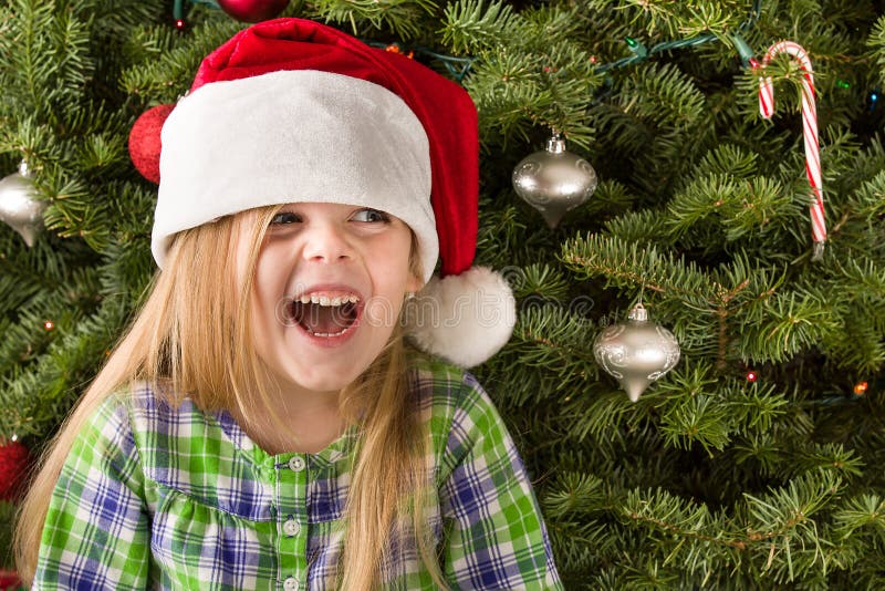 微笑的女孩戴圣诞老人帽子