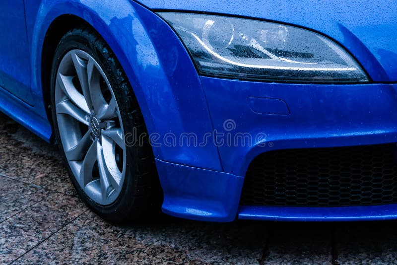 德国,法兰克福 — 10 2019年9月:蓝色奥迪TT RS Coupe、S-Tronic — 带控件的方向盘细节视图 免版税库存照片 德国,法兰克福 — 10 2019年9月:蓝色奥迪TT RS Coupe、S-Tronic — 带控件的方向盘细节视图 免版税库存照片