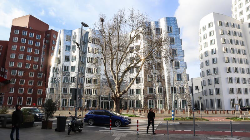 德国杜塞尔多夫 — 2020年2月20日 诺伊尔佐尔霍夫区现代建筑 现代建筑的立面 免版税库存照片 德国杜塞尔多夫 — 2020年2月20日 诺伊尔佐尔霍夫区现代建筑 现代建筑的立面 免版税库存照片