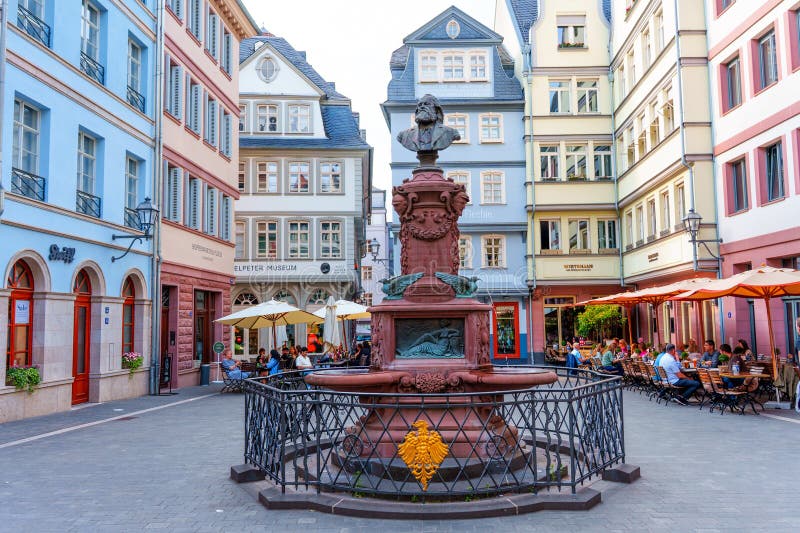 法兰克福，德国 – 2025年6月10日：法兰克福老城区广场环绕着咖啡馆的历史喷泉 图库摄影