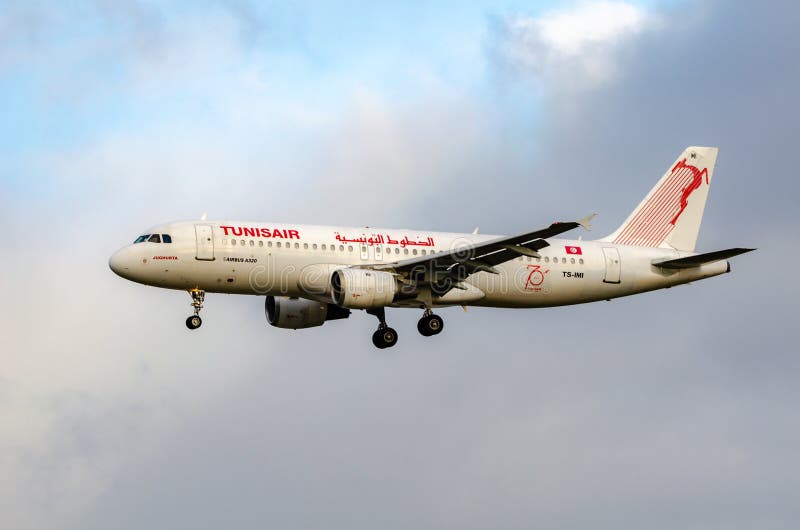 德国法兰克福–12月23日:Tunisair Airbus A320抵达法兰克福机场 图尼赛尔是旗舰航空公司 免版税库存照片 德国法兰克福–12月23日:Tunisair Airbus A320抵达法兰克福机场 图尼赛尔是旗舰航空公司 免版税库存照片