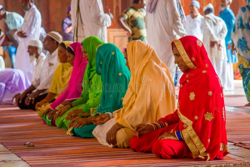 德里,印度- 2017年9月27日:关闭佩带五颜六色的hijab的未认出的小组妇女坐在地板 免版税图库摄影 德里,印度- 2017年9月27日:关闭佩带五颜六色的hijab的未认出的小组妇女坐在地板 免版税图库摄影