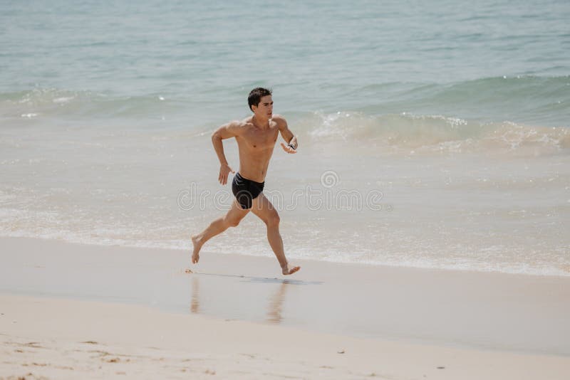心脏海滩健身人赛跑者连续的训练 健康做锻炼的生活方式男性运动员有解决活跃的生活