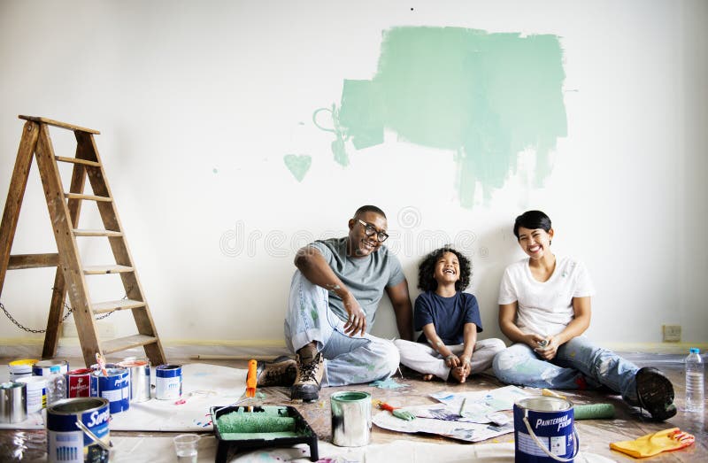 快乐的家庭绘画房子墙壁