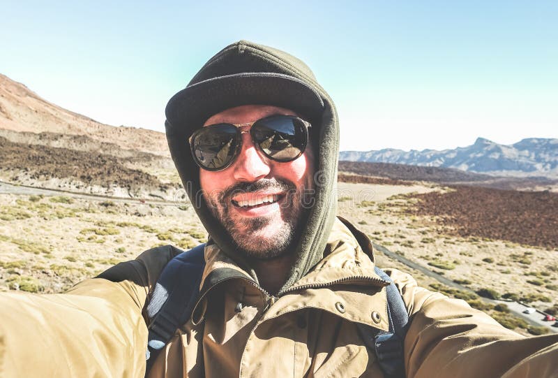 快乐的男性旅行者在背景的山间沙漠拍摄自拍照 — 旅行、自然生活方式和徒步旅行概念。 免版税库存图片 快乐的男性旅行者在背景的山间沙漠拍摄自拍照 — 旅行、自然生活方式和徒步旅行概念。 免版税库存图片