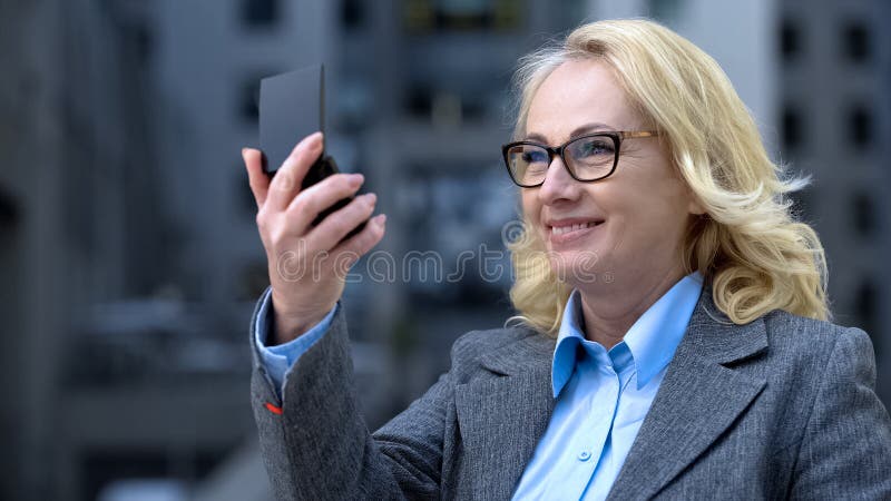 å¿«ä¹çš„美女,穿ç€è¥¿æœï¼Œçœ‹ç€å°é•œå,满足于å射。快ä¹çš„美女,穿ç€è¥¿æœï¼Œå°é•œå,满æ„å射,å 免版税库存图片 å¿«ä¹çš„美女,穿ç€è¥¿æœï¼Œçœ‹ç€å°é•œå,满足于å射。快ä¹çš„美女,穿ç€è¥¿æœï¼Œå°é•œå,满æ„å射,å 免版税库存图片