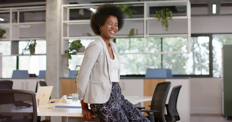 快乐的非洲裔美国休闲女商人，有非洲裔的办公室慢动作